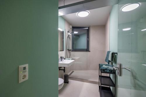 ein Badezimmer mit Waschbecken, Dusche und Toilette in der Unterkunft Lollipops-100qm-5Bed-Parken-View in Leonberg