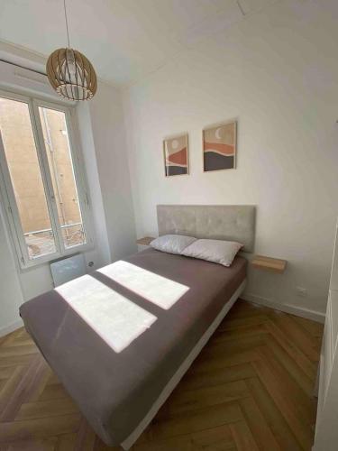 une chambre avec un grand lit dans une pièce dans l'établissement Magnifique deux pièces central proche transports, à Marseille