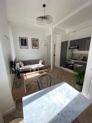 un salon avec un canapé et une table dans l'établissement Magnifique deux pièces central proche transports, à Marseille