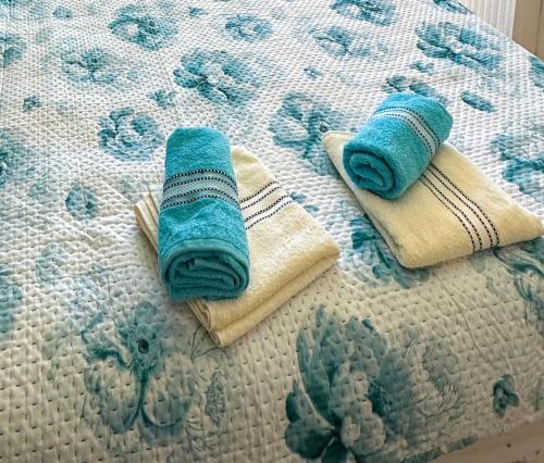 - 2 serviettes assises au-dessus d'un lit dans l'établissement Apt Golfe-Juan à 300 m de la plage et près de Cannes 2, Centre et Gare, à Vallauris