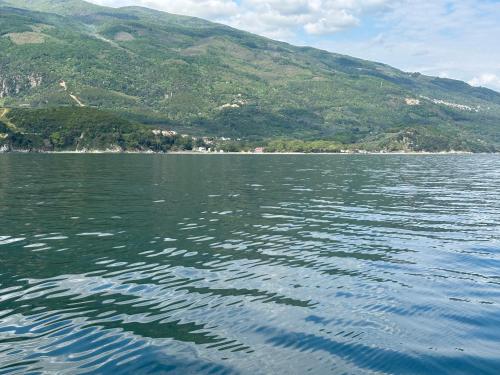 a large body of water with a mountain in the background at Studio Nikol koutsoupia in Kókkinon Nerón