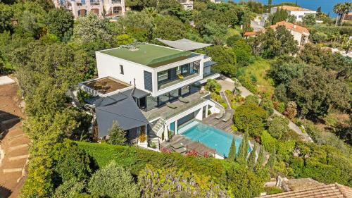 une vue aérienne d'une maison avec piscine dans l'établissement Villa 888, à Roquebrune-sur Argens