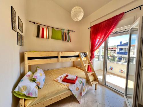 Un dormitorio con una litera y un balcón. en Nikiti Azzurro villa, en Nikiti
