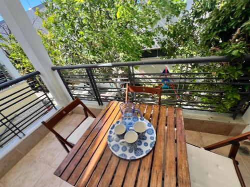 una mesa de madera con un plato y un tarro de cristal en Nikiti Azzurro villa, en Nikiti