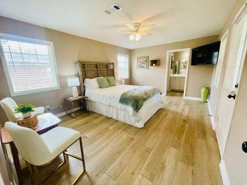 a bedroom with a bed and a ceiling fan at Eastgate 17A beautiful townhouse in Hammond