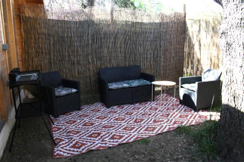 Χώρος καθιστικού στο Chalet 3 en bois avec accès piscine