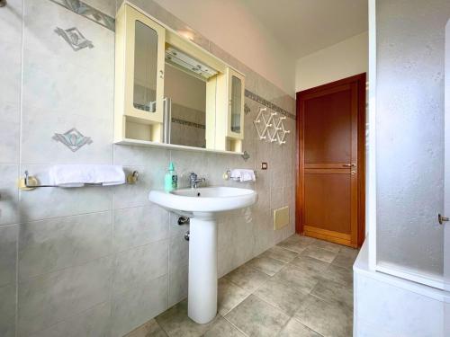 a bathroom with a sink and a mirror at Centro Storico, Sole di Gallura, Free Parking in Tempio Pausania