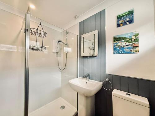 Vannituba majutusasutuses 2 Bed Apartment with Shared Pool