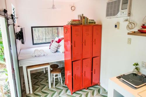 Kuchyň nebo kuchyňský kout v ubytování VIRYA Nest Self-Service Tiny Home in Rainforest Nest - Monkeys, Bats, Pet Friendly with a Fee