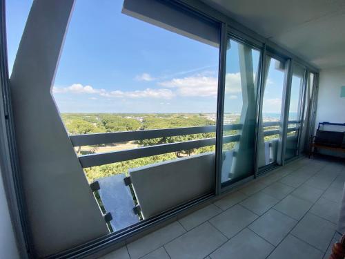 LA GRANDE MOTTE – T2 VUE MER ET PINÈDE – 4 PERSONNES – PARKING PRIVATIF