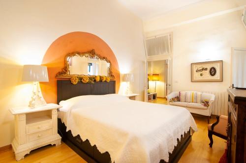 una camera da letto con un letto grande e uno specchio di Casa Matilde a Verona