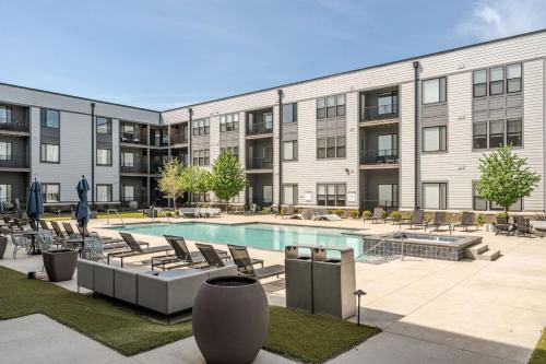 einem Apartmentkomplex mit einem Pool vor einem Gebäude in der Unterkunft Affordable 2-Bedroom Fishers - Pool View in Fishers
