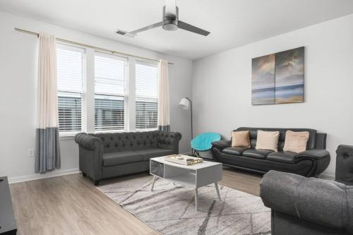 Ein Sitzbereich in der Unterkunft Affordable 2-Bedroom Fishers - Pool View