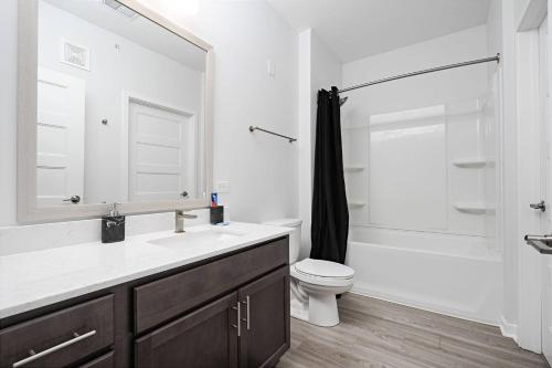 Ein Badezimmer in der Unterkunft Affordable 2-Bedroom Fishers - Pool View