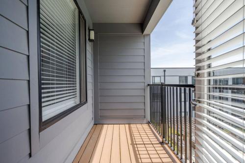 Ein Balkon oder eine Terrasse in der Unterkunft Affordable 2-Bedroom Fishers - Pool View
