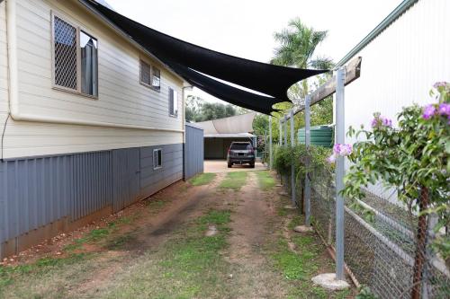 Zahrada ubytování Stay Outback Clermont - Pet Friendly