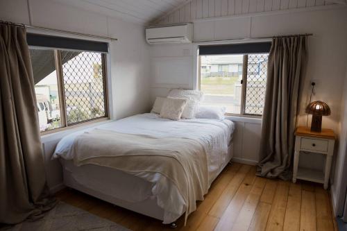 Postel nebo postele na pokoji v ubytování Stay Outback Clermont - Pet Friendly