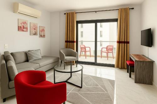 Khu vực ghế ngồi tại Cozy Seaside Getaway Youll Love Porto Said