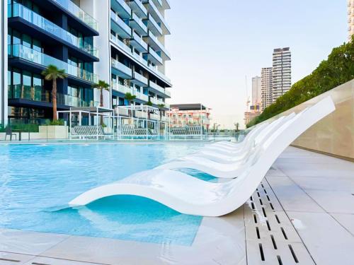 Luxury 1BR on High Floor JVC