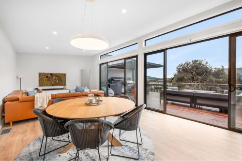 Χώρος καθιστικού στο Waterfront Luxury in Opossum Bay