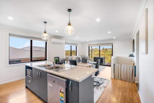 Una cocina o cocineta en New and Stylish Home in Peaceful Location