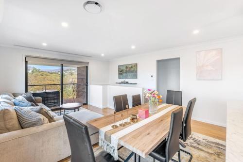 Un lugar para sentarse en New and Stylish Home in Peaceful Location