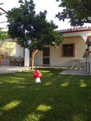 a red and white fire hydrant in the yard of a house at Oνειροπαγίδα in Ayia anna