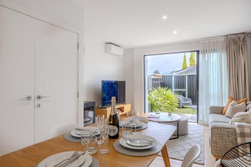 Ruang duduk di Wanaka Riverside Apartment