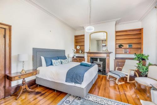 Кровать или кровати в номере Bellevue House, Historic Luxury