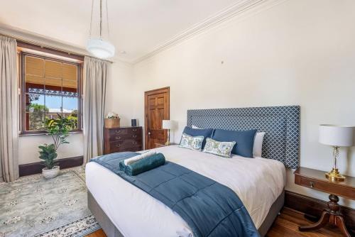 Кровать или кровати в номере Bellevue House, Historic Luxury