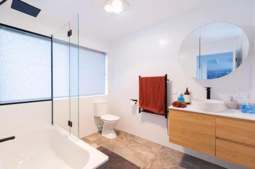 Koupelna v ubytování Renovated two-level Sandy Bay apartment