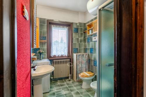 Un baño con inodoro, lavabo y ducha. en Tonale Sky Attic - Ponte di Legno by InnStay, en Ponte di Legno