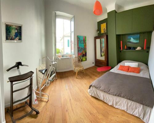 une chambre avec un lit et un bureau dans l'établissement Biarritz, Côte des Basques House, à Biarritz