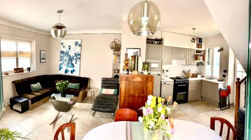 une cuisine et un salon avec un canapé et une table dans l'établissement Biarritz, Côte des Basques House, à Biarritz