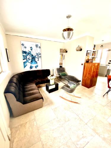 un salon avec un canapé et une table dans l'établissement Biarritz, Côte des Basques House, à Biarritz