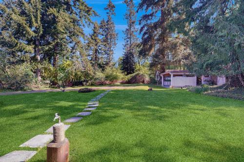 a garden with a path in the grass at Robins Nest in Freeland