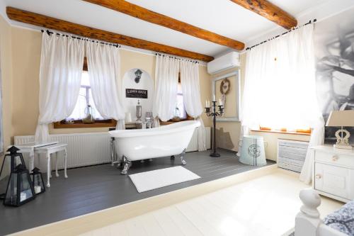A bathroom at Vidéki Porta