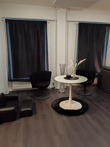 a living room with a white table and chairs at Salon Harlekiini in Lieksa