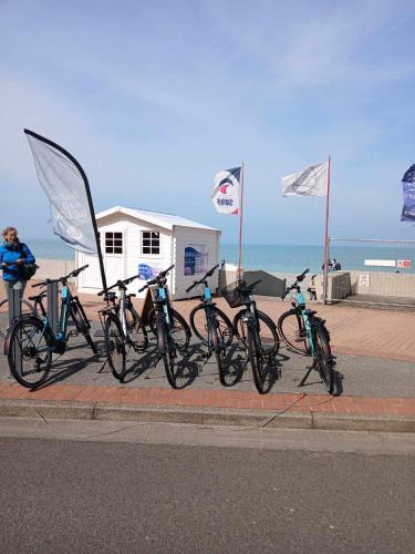 a group of bikes parked next to the beach at Face à la mer by Corinne in Mers-les-Bains