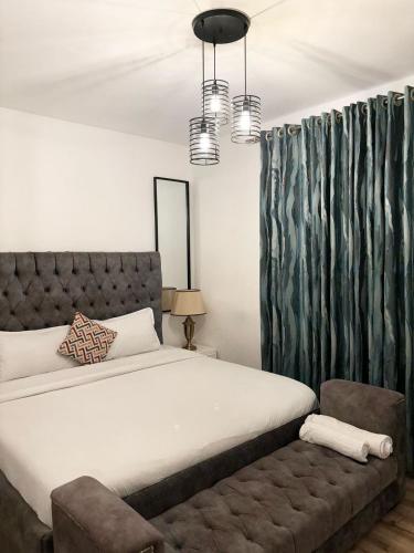 Un dormitorio con una cama grande y un sofá. en Snyder luxe homes, en Tatu City
