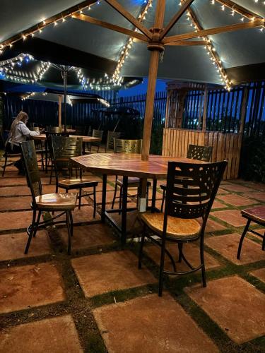 Un restaurante o sitio para comer en Snyder luxe homes