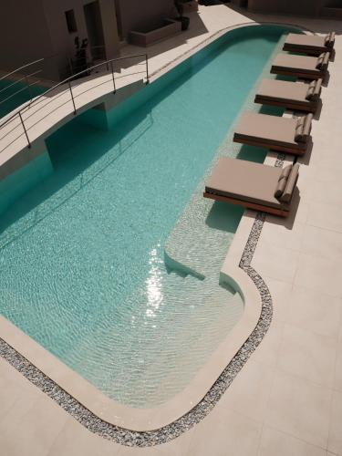 Πισίνα στο ή κοντά στο Enarma Suites & Spa Wellness Retreat