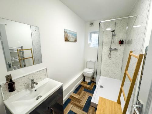 Ένα μπάνιο στο 6 BR 3 Bath Spacious Tudor House & Free Parking