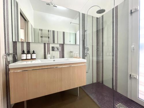 un baño con lavabo y ducha en Villa Dolce Rumore, en Bari