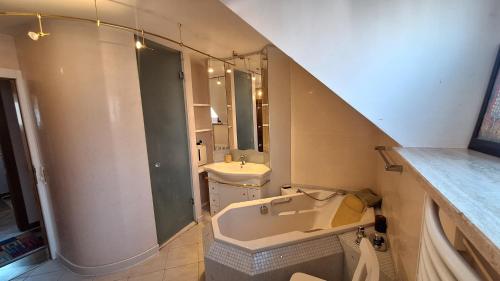 ein Badezimmer mit Waschbecken, Badewanne und Toilette in der Unterkunft Comfortable House with Two Floors in Linz