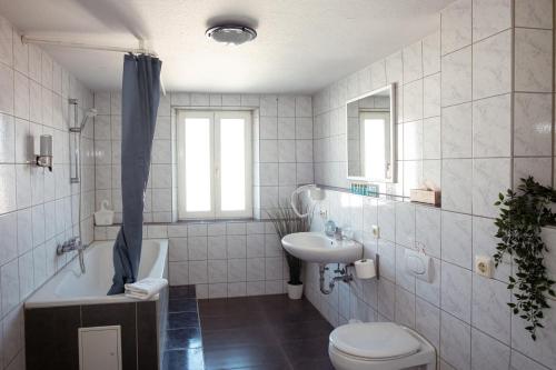 Haus99 Budget Pension & Apartmentsにあるバスルーム