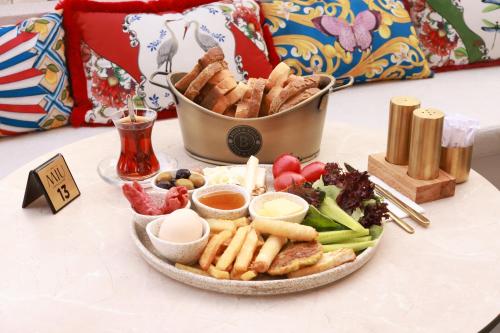 een bord eten op een tafel met een kom eten bij Loft 1502 in Antalya