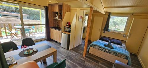 Una pequeña casa con un dormitorio pequeño y una cocina. en Grande Chambre tout confort 3, en Bonifacio
