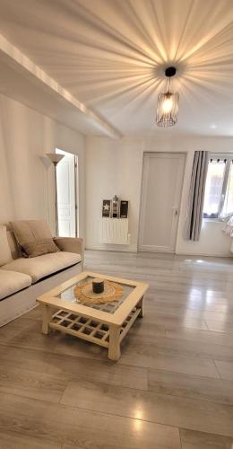 un salon avec un canapé et une table basse dans l'établissement Chez Marie et Seb, à Pomérols