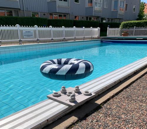 a large swimming pool with a black and whiteogieoganituresigunigunigunigun at Villa Marstrand in Marstrand